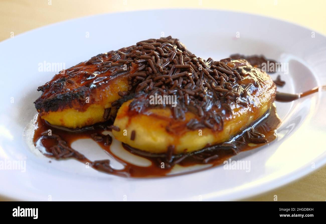 Bananenkaramell mit Schokoladenstreuseln. Köstliches Bananenkaramell auf dem Tisch Stockfoto