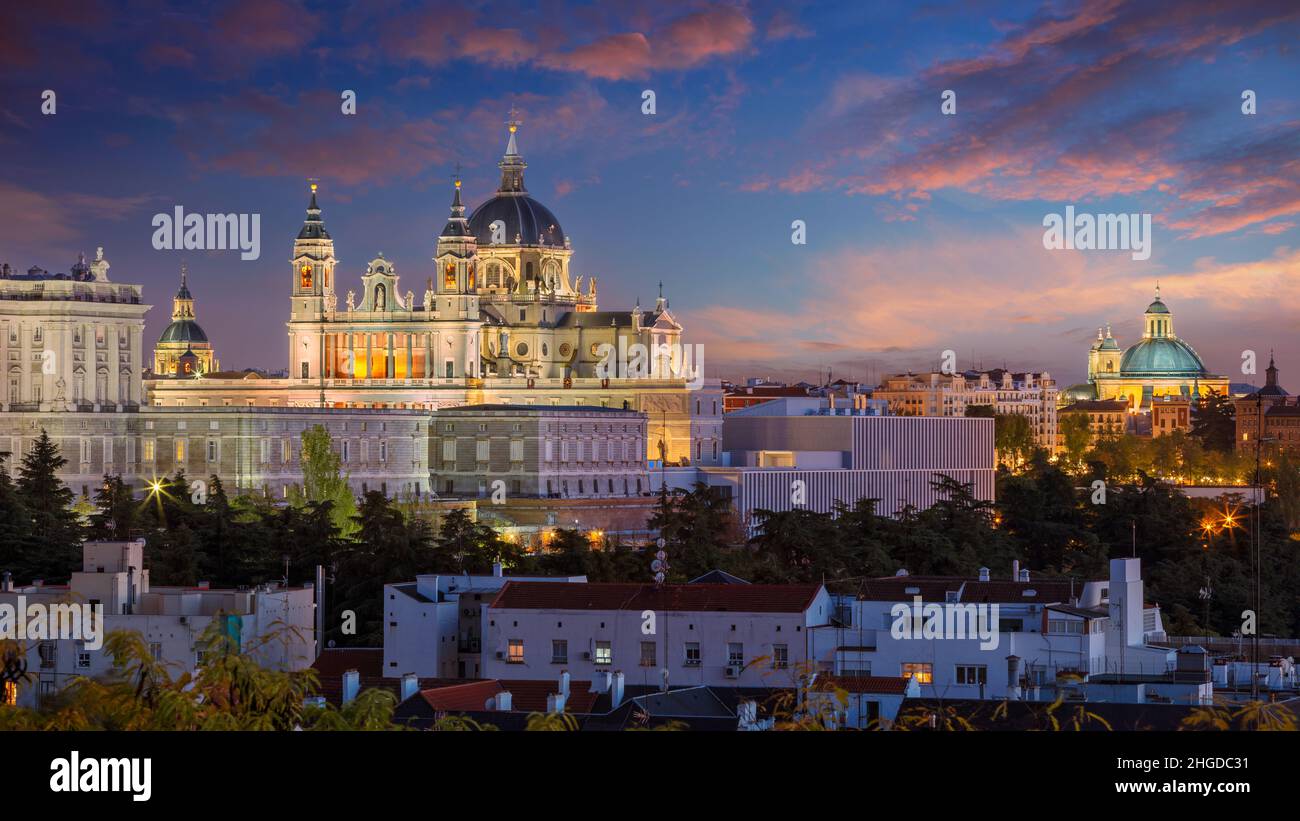 Madrid, Spanien. Panoramabild der Skyline von Madrid mit der Kathedrale Santa Maria la Real de La Almudena und dem Königspalast in der Dämmerung. Stockfoto
