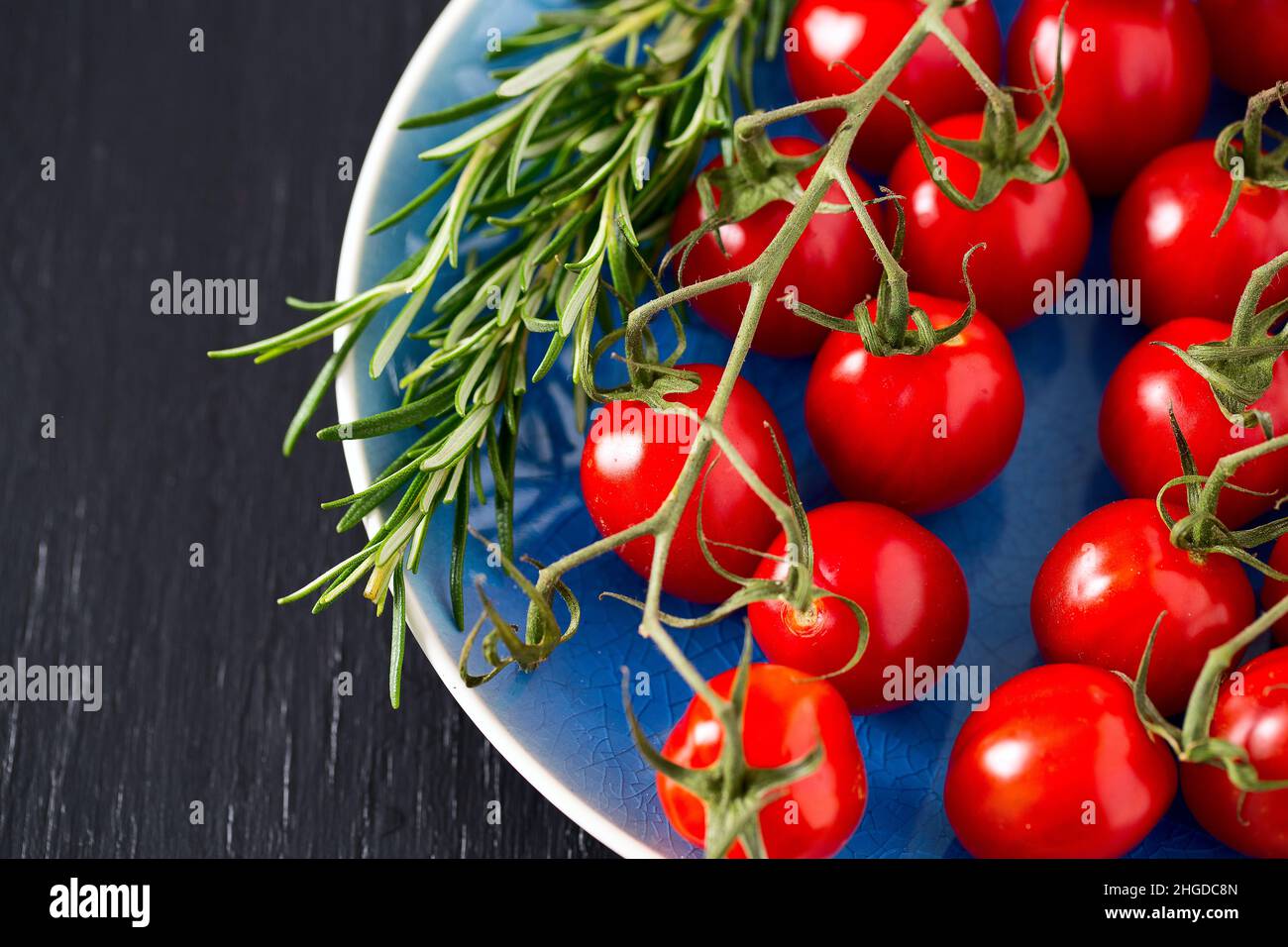 Frische Tomaten und Rosmarin Stockfoto