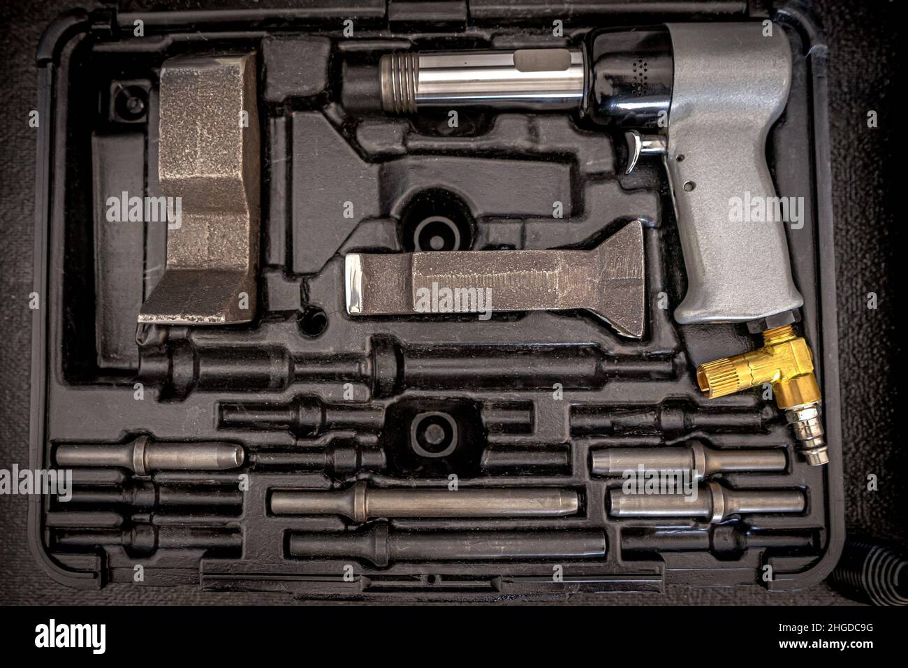 Schwarze Box mit Metallschlüsseln für die Reparatur und Montage von Mechanismen. Stockfoto