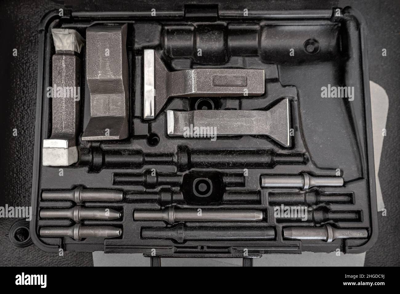 Schwarze Box mit Metallschlüsseln für die Reparatur und Montage von Mechanismen. Stockfoto