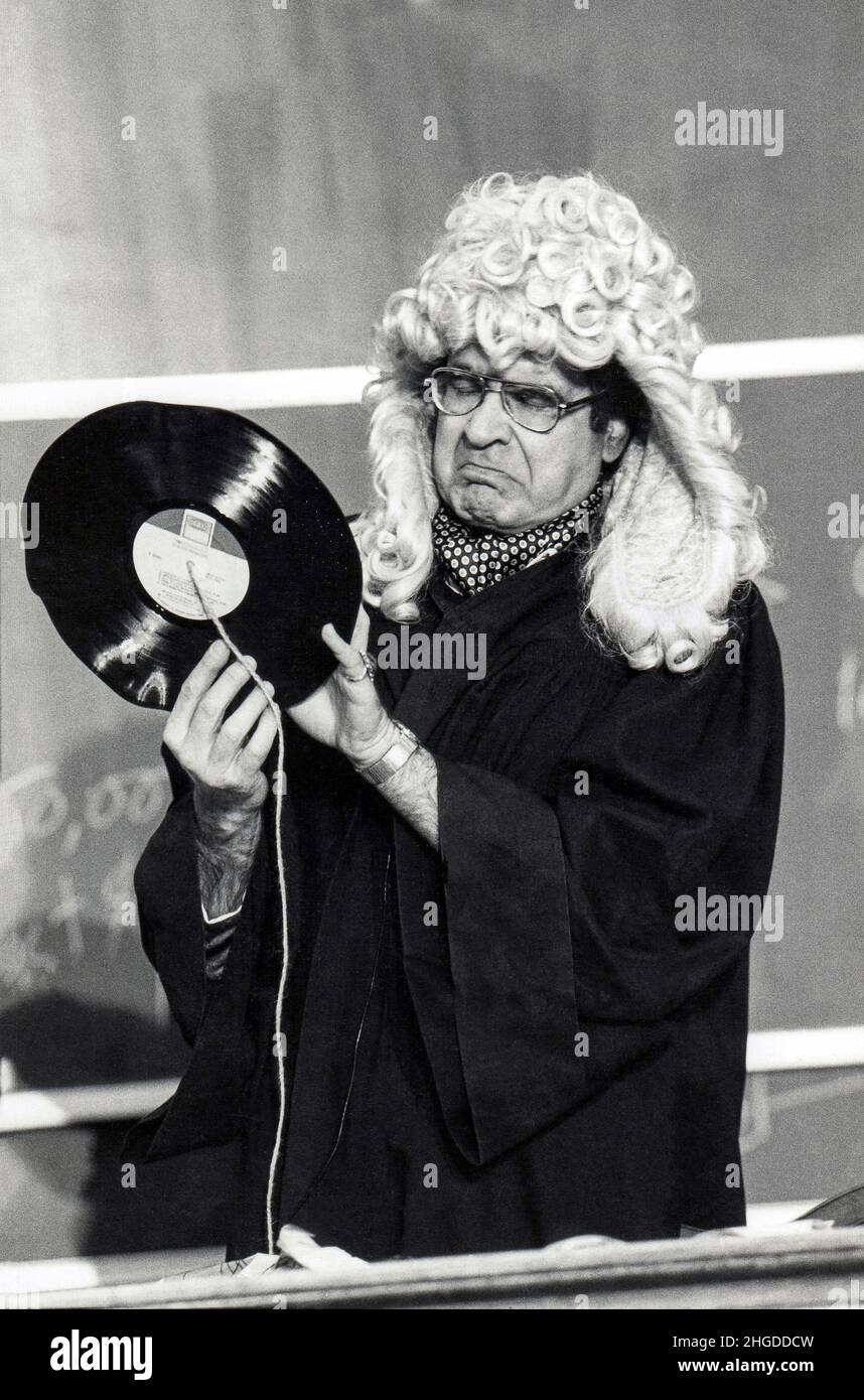 Arthur Miller, Professor an der Harvard Law School, unterrichtet eine Klasse und macht einen Punkt, während er in Kostümen ist. In Cambridge, Massachusetts, 1981. Stockfoto