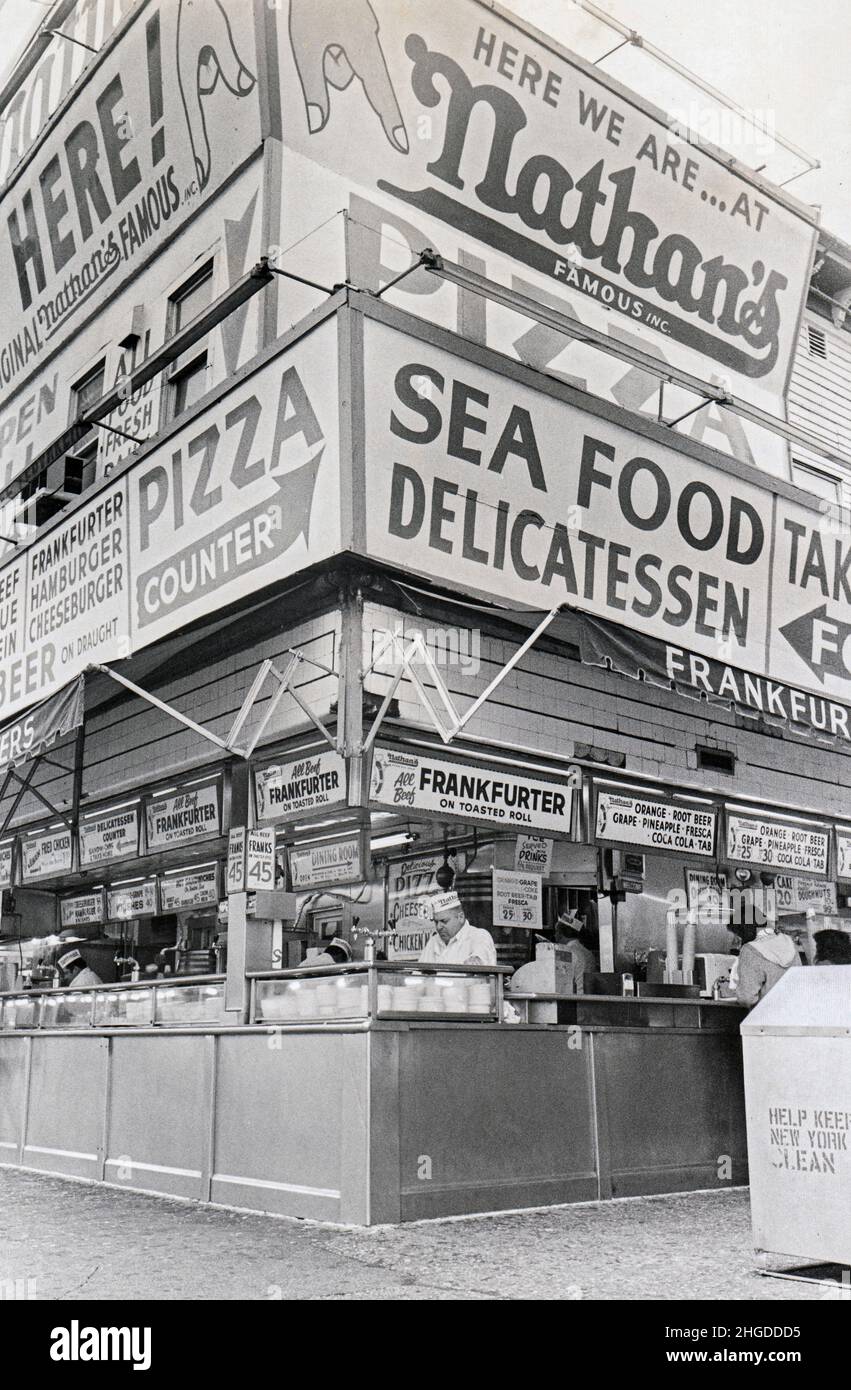 Eine Seitenansicht von Nathans ca. 1975, als die Hot Dogs jeweils 45 Cent waren. In Coney Island, Brooklyn, New York City. 1/2022 inflationsbereinigt wären die aktuellen Kosten für einen Hot Dog $1,89 und nicht die aktuellen Kosten von rund 5 Dollar. Stockfoto
