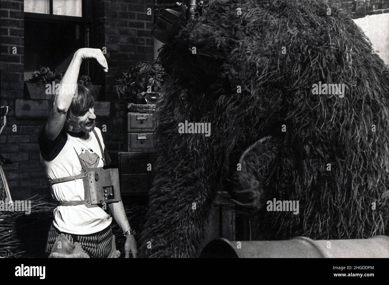 Am Set in der Sesamstraße probt die Big Bird-Puppenspielerin Carol Spinney eine Szene mit Mr. Snuffleupagus. Auf der Upper West Side von Manhattan um 1978. Stockfoto