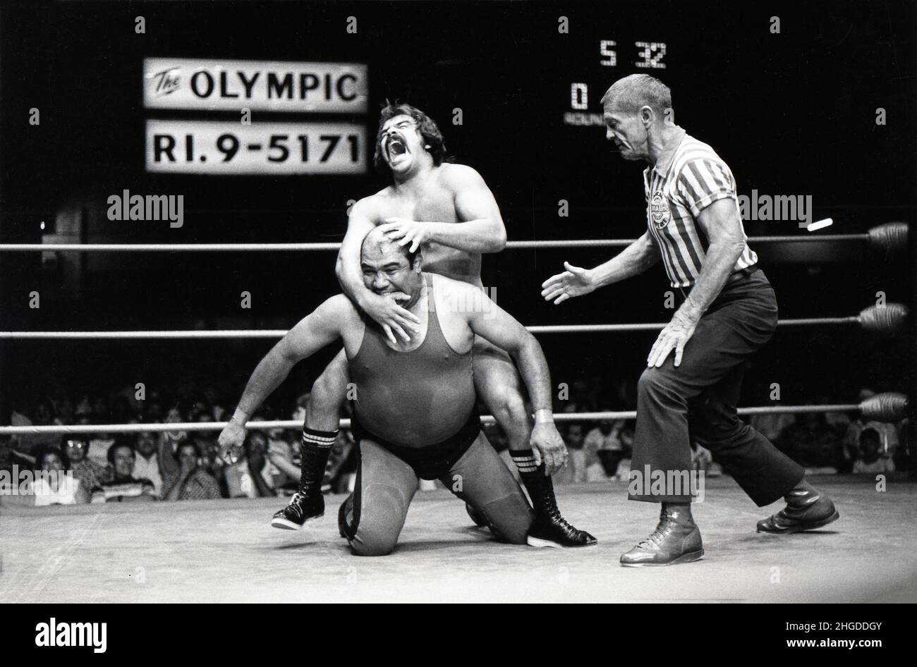 Der große Goliath beißt Chavo Guerrero während eines Wrestling-Matches im olympischen Auditorium in Los Angeles, um 1975. Stockfoto