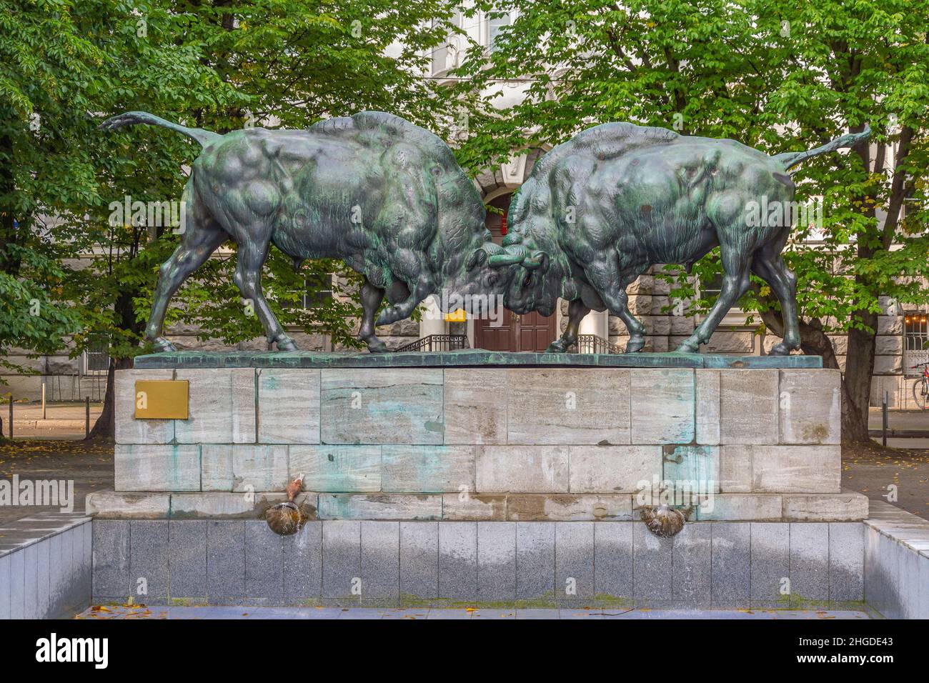 Königsberg, eine skulpturale Bronzeskulptur aus zwei großen Bison-Figuren Stockfoto