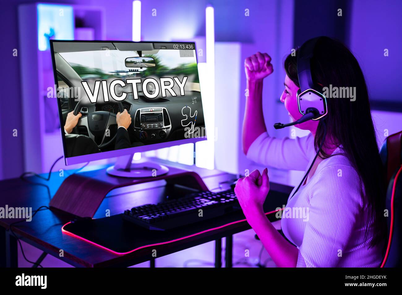 Junge Aufgeregt Gamer Girl Gewann Videospiel. Online-Turniersieg Stockfoto