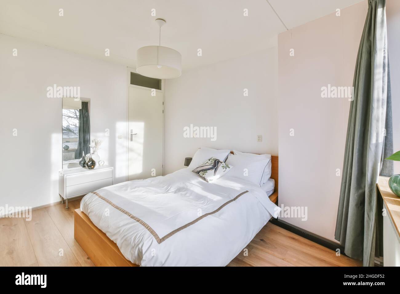 Ein entzückendes Schlafzimmer in einem minimalistischen Stil bei Tageslicht Stockfoto