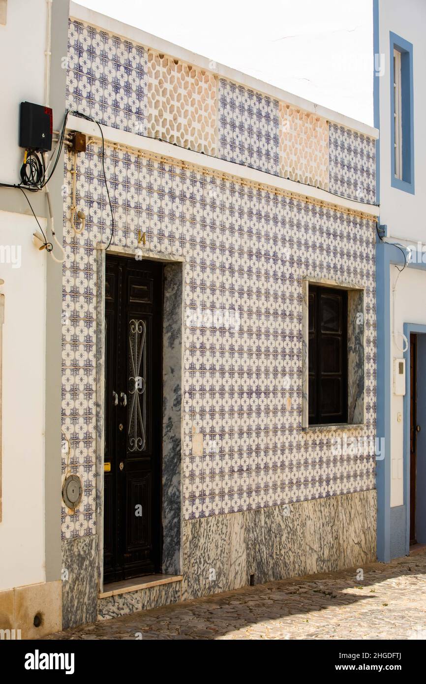Tavira, Portugal - 22. August 2021: Architekturdetails der kleinen Stadt Tavira an der portugiesischen Algarve am 22nd. August 2021 in Tavira, Portugal Stockfoto
