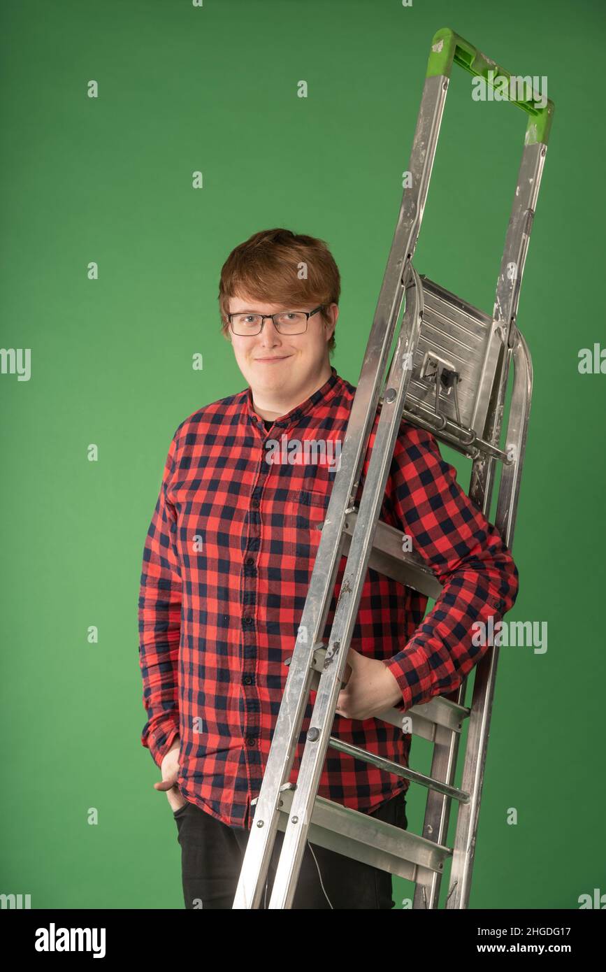 Ein Mann mit einer Leiter, der dort steht. Stockfoto