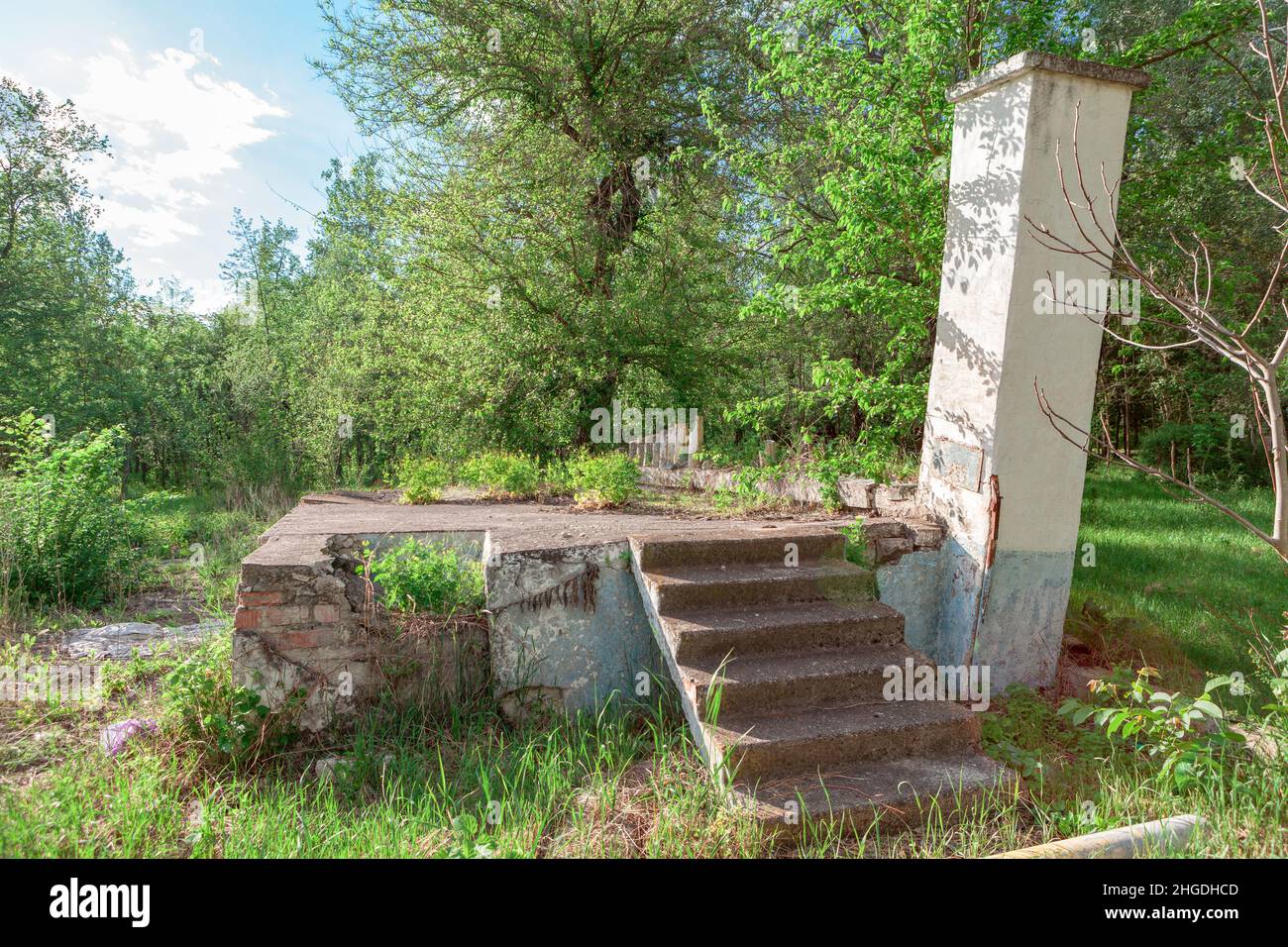 Ruinen eines Hauses . Verlassene Gebäude. Ruinen der Basis und Treppe Stockfoto