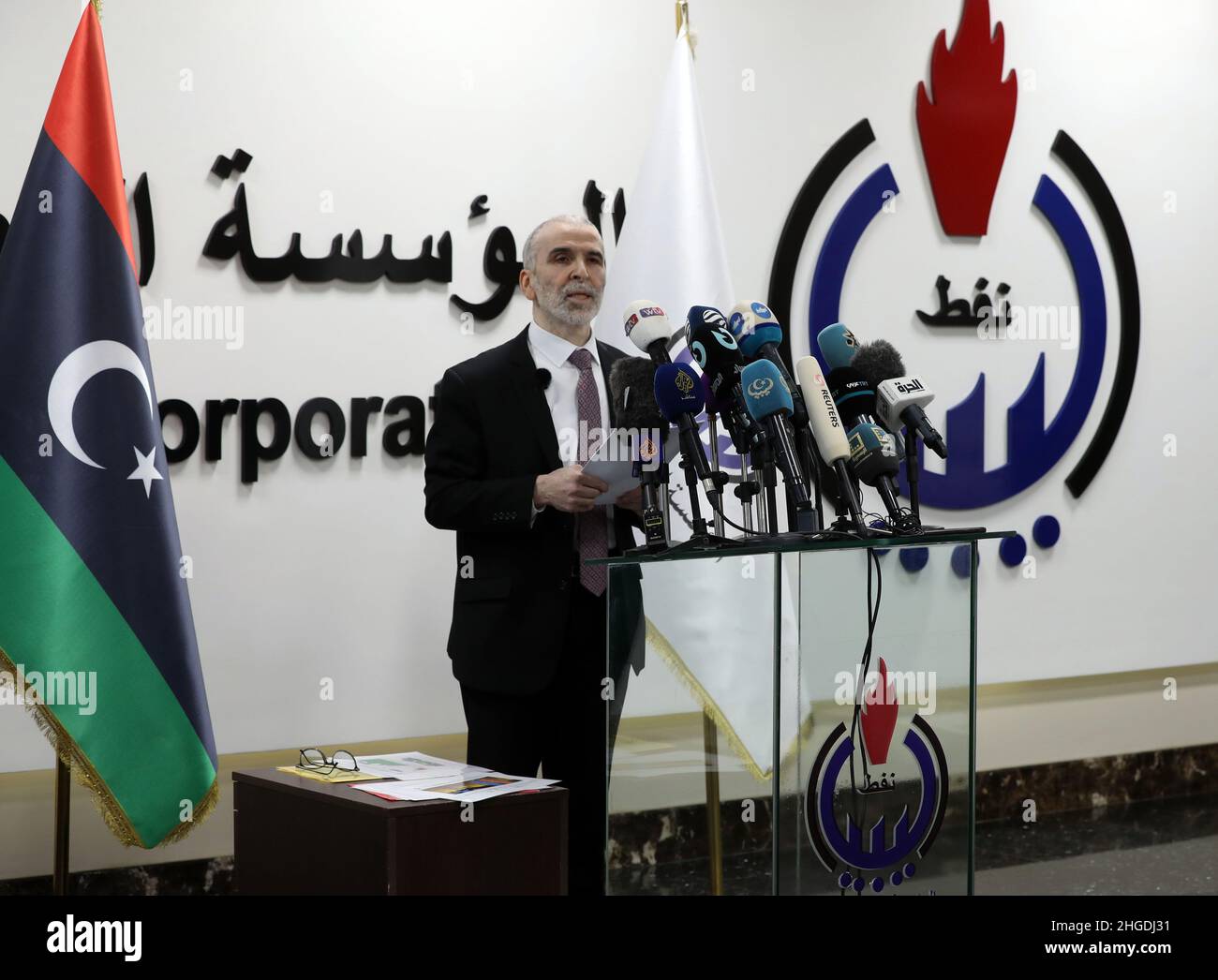 (220120) -- TRIPOLIS, 20. Januar 2022 (Xinhua) -- Mustafa Sanalla, Vorsitzender der staatlichen staatlichen staatlichen libyschen Ölgesellschaft (National Oil Corporation, NOC), hält am 19. Januar 2022 eine Rede in Tripolis, Libyen. NOC erwägt seine Pläne für 2022, einschließlich der Erhöhung der Ölproduktion und der Reserven. (Foto von Hamza Turcia/Xinhua) Stockfoto