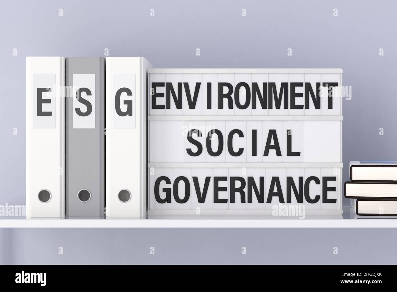 Leuchtkasten mit dem Text „Environment Social Governance“ mit drei Ordnern und den Buchstaben ESL auf einem Regal. Das Konzept von „die“ Stockfoto