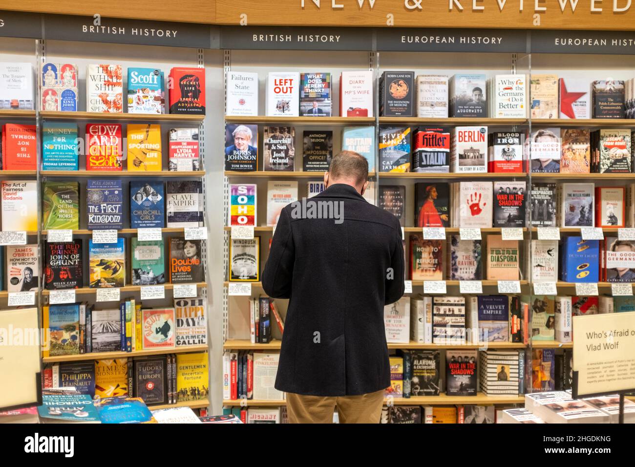 Mann beim Stöbern in Watersone bookdtore, London, Großbritannien Stockfoto