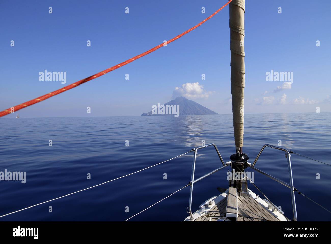 Yacht an einem ruhigen Tag auf der Vulkaninsel Stromboli Stockfoto