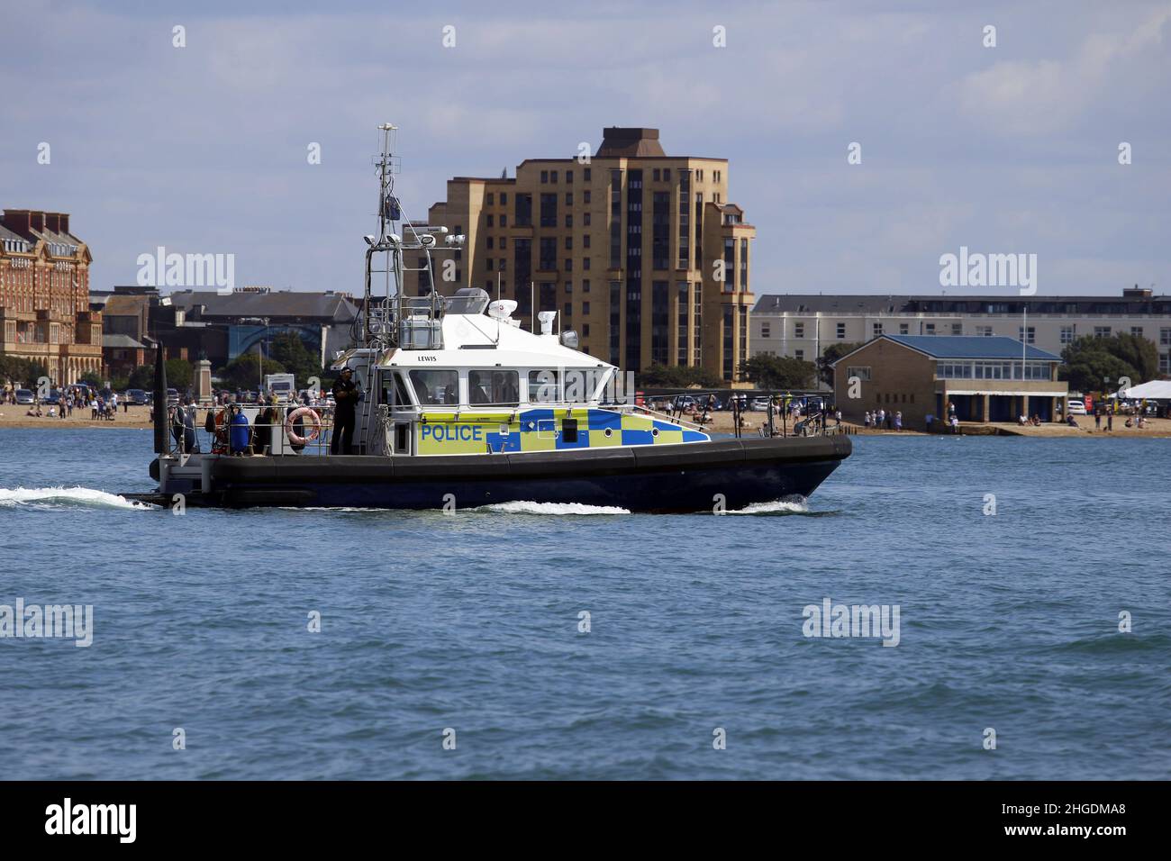 Bewaffnete Polizei startet die Eskorte der HMS Queen Elizabeth aus Portsmouth Harbour Stockfoto