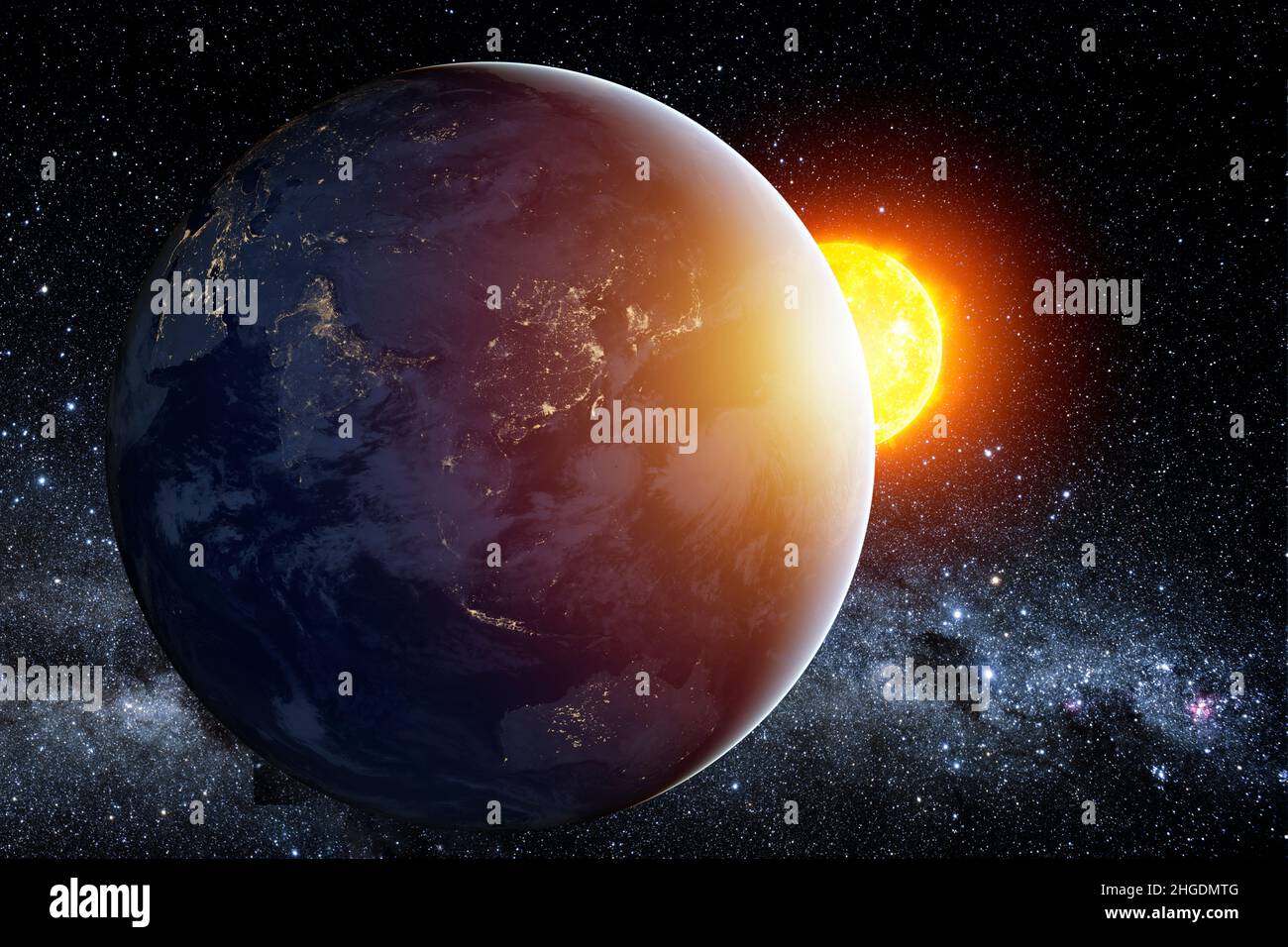Planet Erde Planet im tiefen Raum gegen blauen Nebel und glühende heiße Sonne. Nachtansicht aus der Umlaufbahn des Planeten mit Stadtlichtern und entfernter Sonne. Stockfoto
