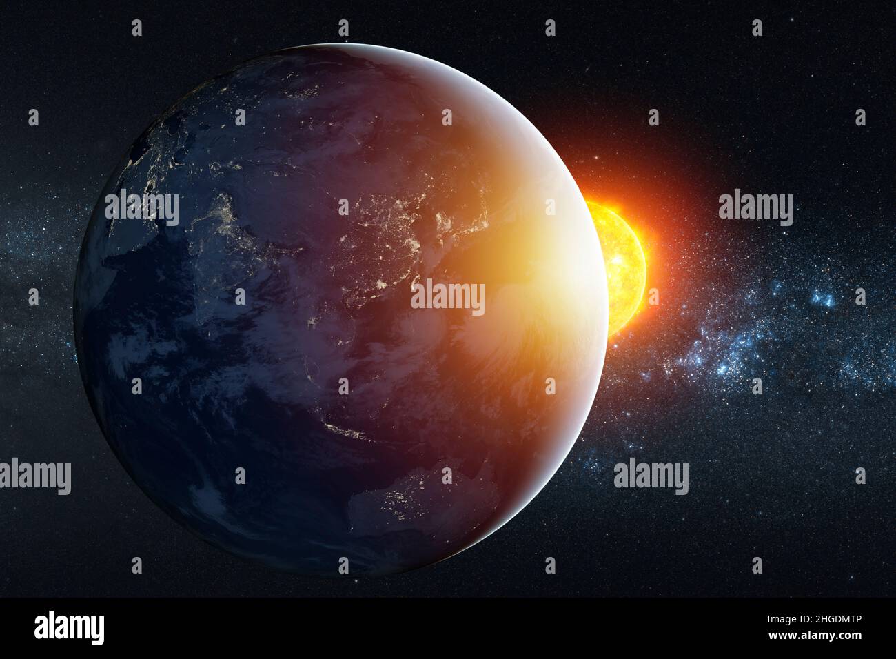 Planet Erde Planet im tiefen Raum gegen blauen Nebel und glühende heiße Sonne. Nachtansicht aus der Umlaufbahn des Planeten mit Stadtlichtern und entfernter Sonne. Stockfoto