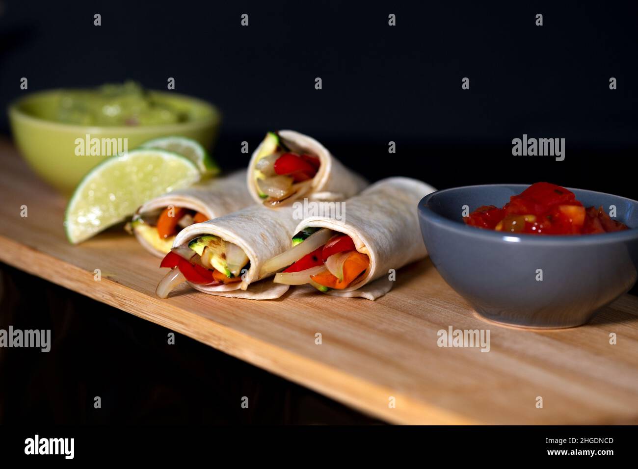 Leckeres veganes Mittagessen, gegrillte Gemüsepackungen mit Guacamole und Tomatensalsa Stockfoto