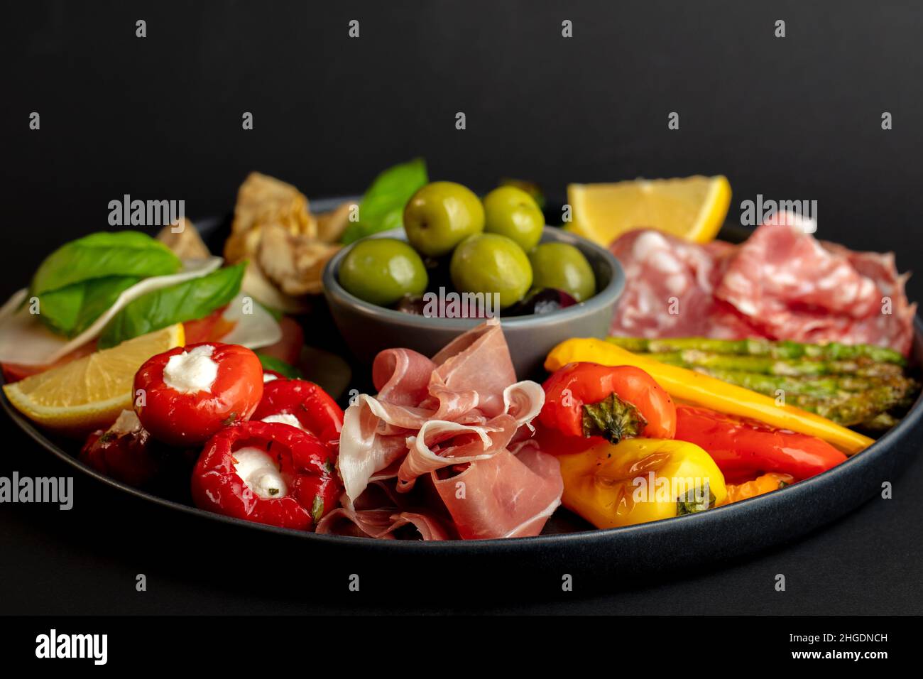 Traditionelle italienische Antipasti-Platte mit Prosciutto und Salami Stockfoto