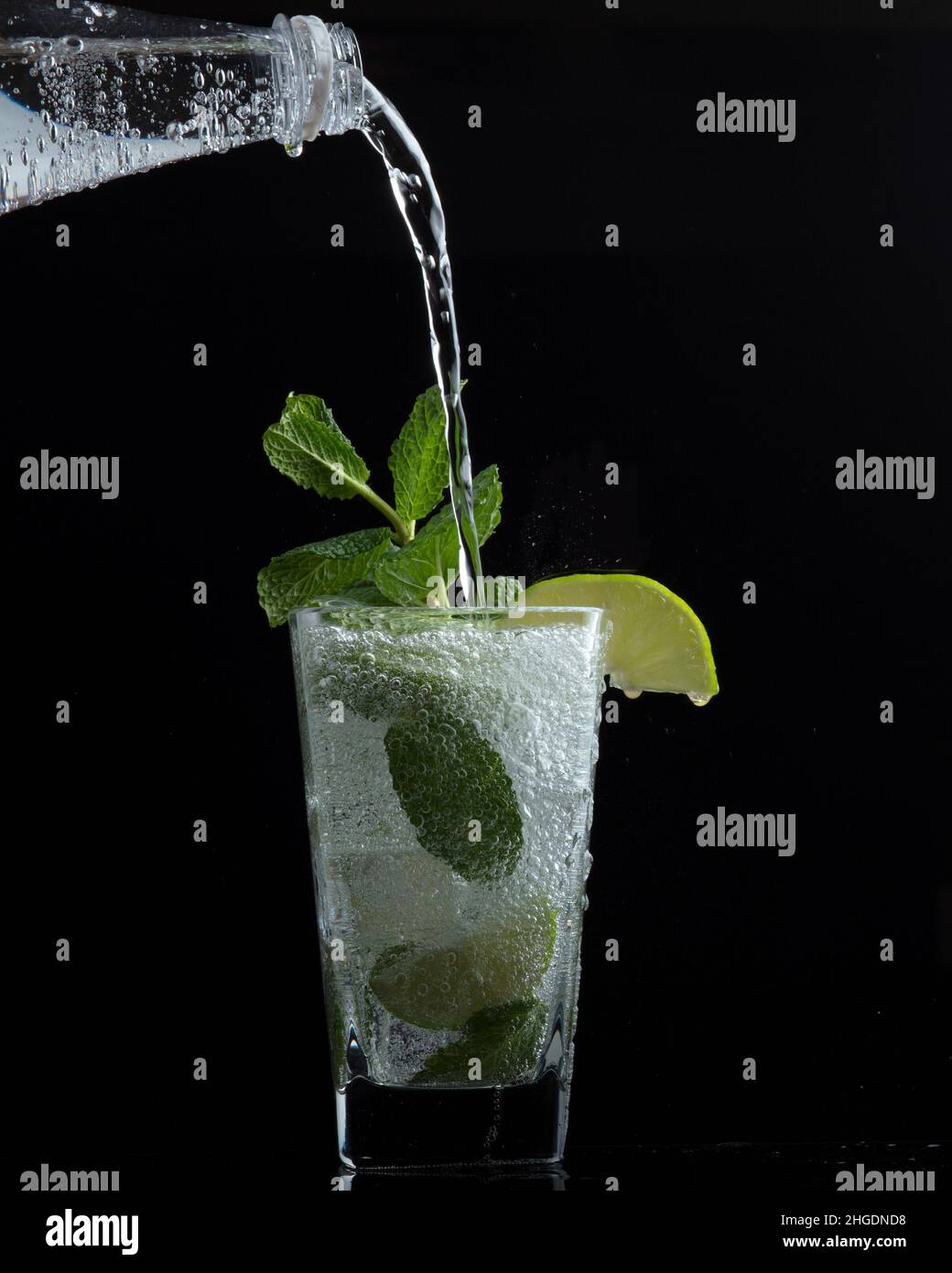Ein Glas Mineralwasser mit Minze und einer Scheibe Limette Stockfoto