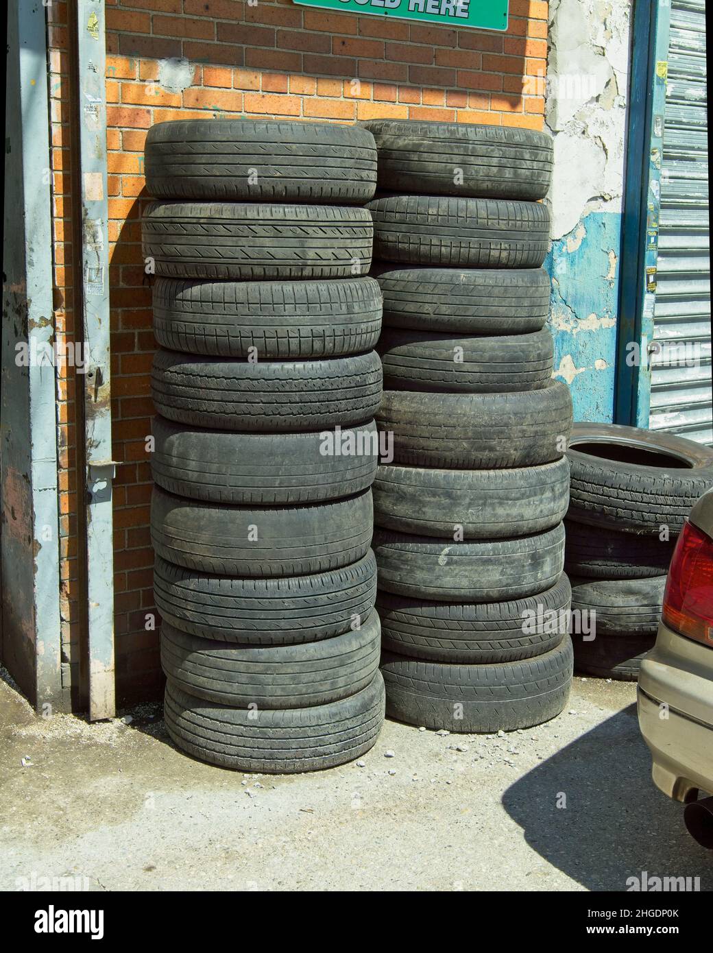 Bergungshof mit neuen, alten und seltenen Autos und Lastwagen. Motorteile. Stockfoto