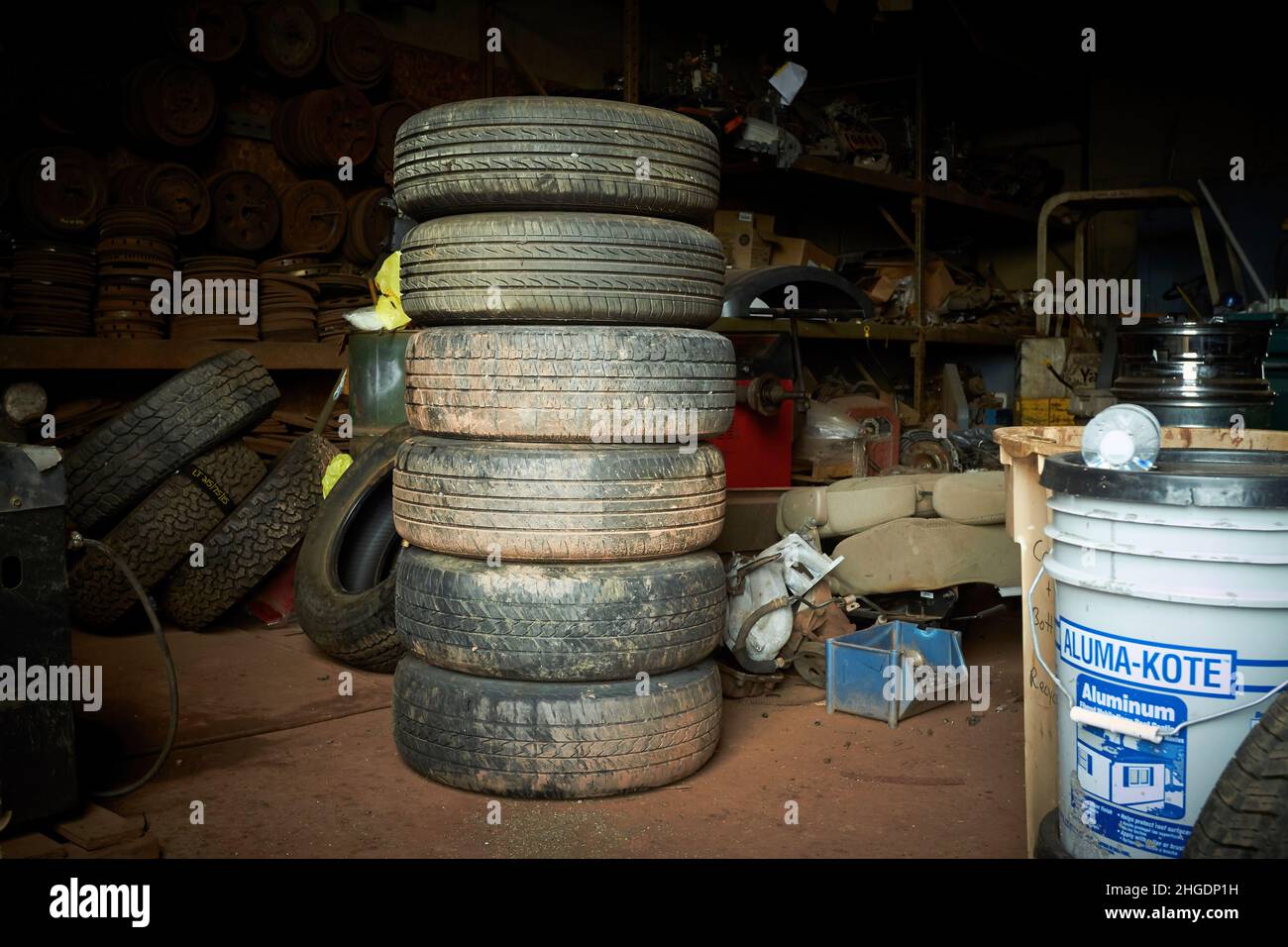 Bergungshof mit neuen, alten und seltenen Autos und Lastwagen. Motorteile. Stockfoto