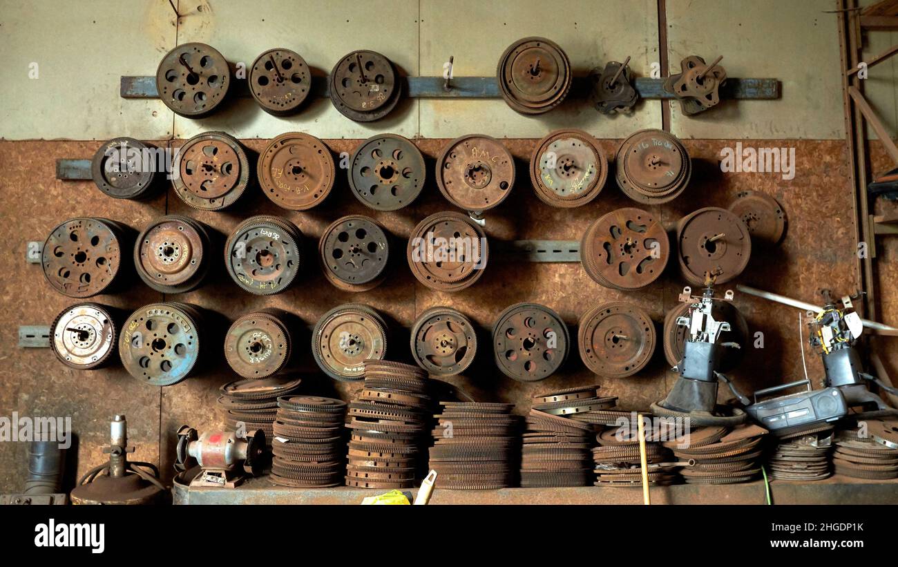 Bergungshof mit neuen, alten und seltenen Autos und Lastwagen. Motorteile. Stockfoto
