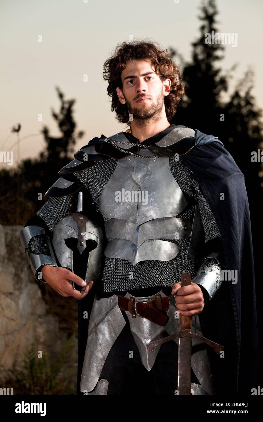 Ein Ritter in glänzender Rüstung bei Sonnenuntergang. Model Release Verfügbar Stockfoto