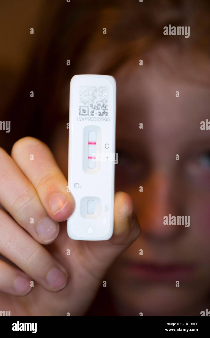 Elfjähriger / 11-jähriger Student im Jahr 7 / Kind / Kind / Mädchen hält ihren lateralen Flow-Test / LFT / LFD / lateralen Flow-Device-Kit nach einem positiven (mit zwei roten Linien) Test auf COVID 19-Virus-Coronavirus während eines Antigen-Hometests in London. VEREINIGTES KÖNIGREICH. Der chinesische Durchflusstest (durch Orient Gene in China) hat Virus in dem aus der Nase entnommenen Nasenabstrich nachgewiesen. (128) Stockfoto