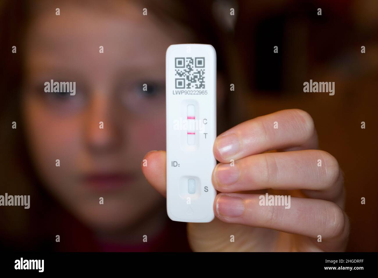 Elfjähriger / 11-jähriger Student im Jahr 7 / Kind / Kind / Mädchen hält ihren lateralen Flow-Test / LFT / LFD / lateralen Flow-Device-Kit nach einem positiven (mit zwei roten Linien) Test auf COVID 19-Virus-Coronavirus während eines Antigen-Hometests in London. VEREINIGTES KÖNIGREICH. Der chinesische Durchflusstest (durch Orient Gene in China) hat Virus in dem aus der Nase entnommenen Nasenabstrich nachgewiesen. (128) Stockfoto