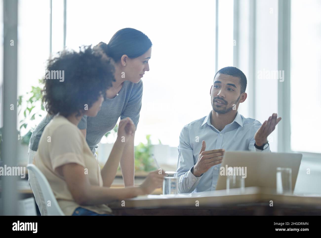 Er hat ihre Aufmerksamkeit bekommen. Geschäftsleute aus dem echten Leben haben vor Ort gedreht. Da diese Orte die reale Sache sind, und nicht in einem "Büro-Studio gedreht Stockfoto