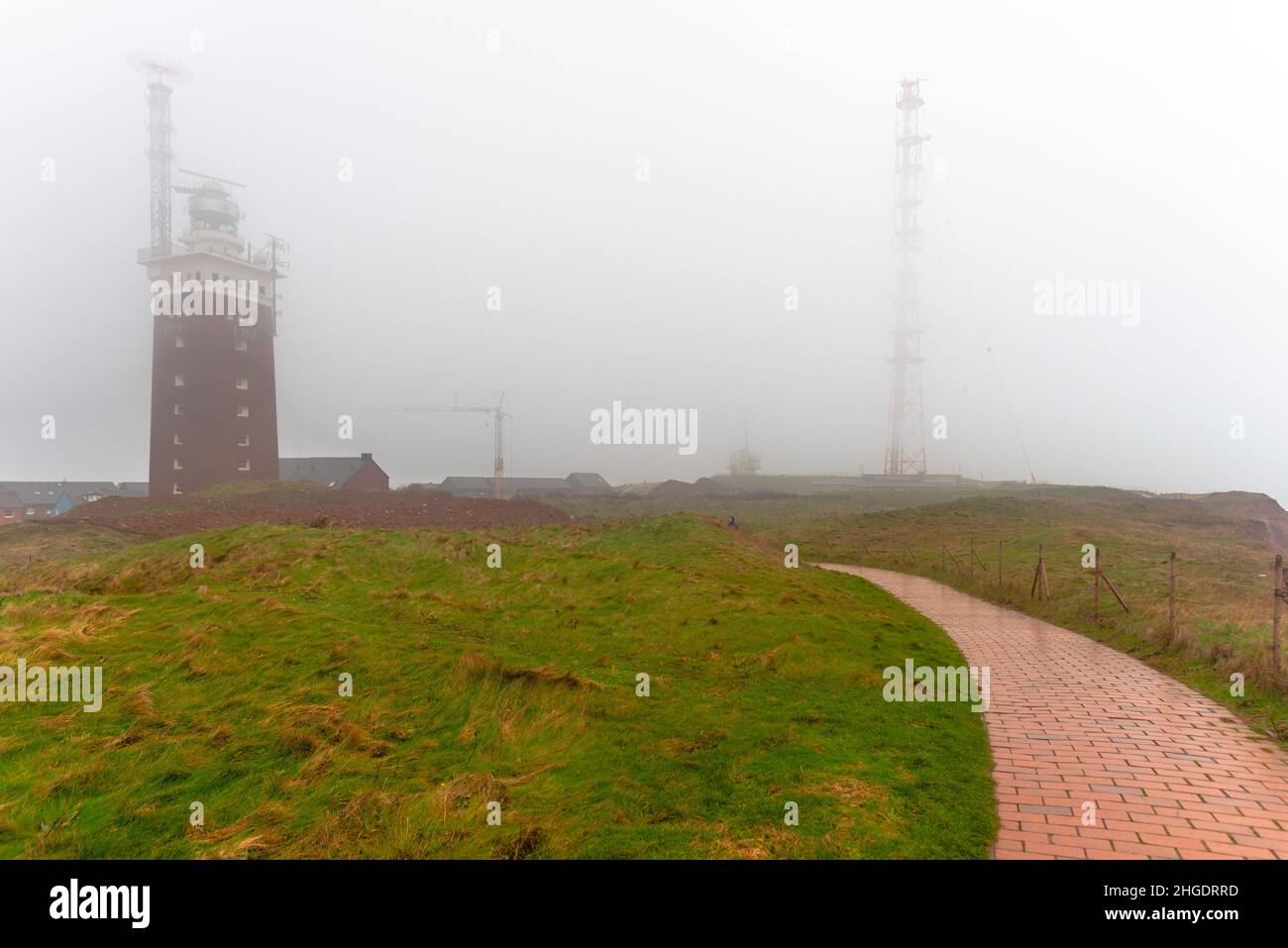 Ziegelsteinturm und Radarturm auf Oberland im dichten Nebel auf dem Hochseesland Helgoland, Nordsee, Norddeutschland, Mitteleuropa Stockfoto