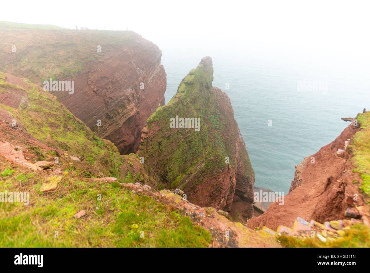 Rote Sandsteinklippen im dichten Nebel auf dem Hochseesland Helgoland, Nordsee, Norddeutschland, Mitteleuropa Stockfoto