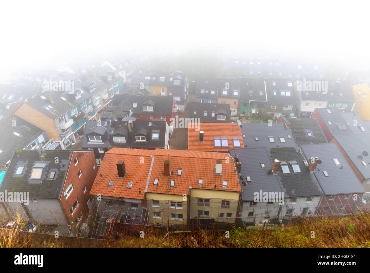 Blick auf die tief liegenden Teile, das Unterland, Helgoland, dichten Nebel auf dem Hochseesland Helgoland, Nordsee, Norddeutschland, Mitteleuropa Stockfoto