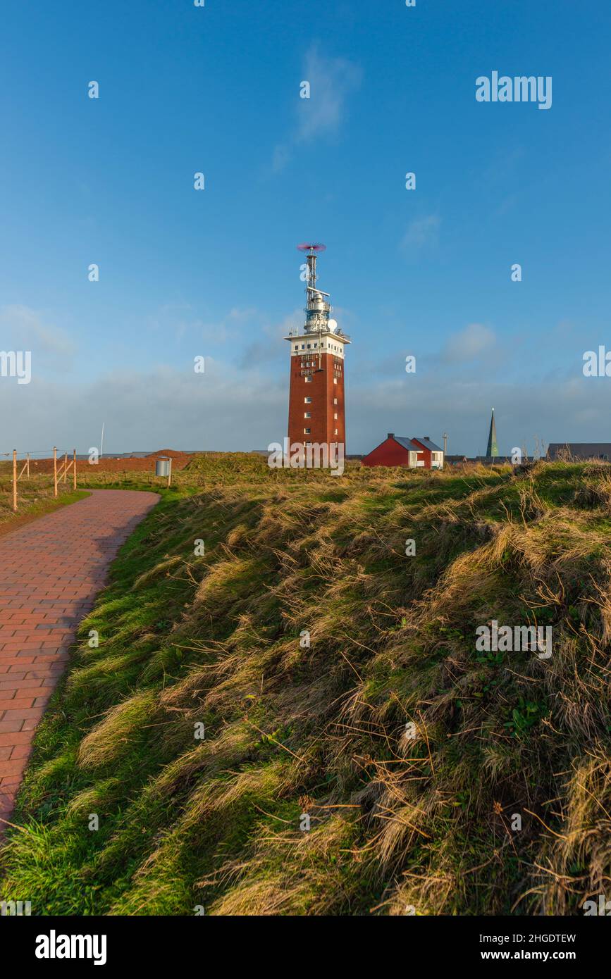 Quadratischer Ziegelsteinturm im Oberland mit Radargerät, Nordseeinsel Helgoland, Norddeutschland, Mitteleuropa Stockfoto Quadratischer Ziegelsteinturm im Oberland mit Radargerät, Nordseeinsel Helgoland, Norddeutschland, Mitteleuropa Stockfoto