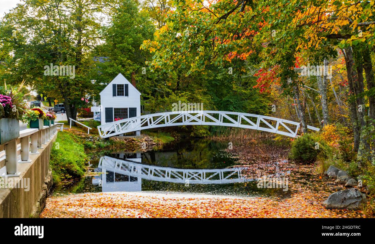 Die gewölbte weiße Holzfußbrücke in Somesville, Mount Desert Island, Maine, USA Stockfoto