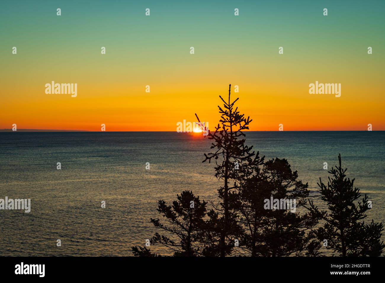 Sonnenaufgang am Horizont des Atlantiks im Acadia National Park, Maine, USA Stockfoto