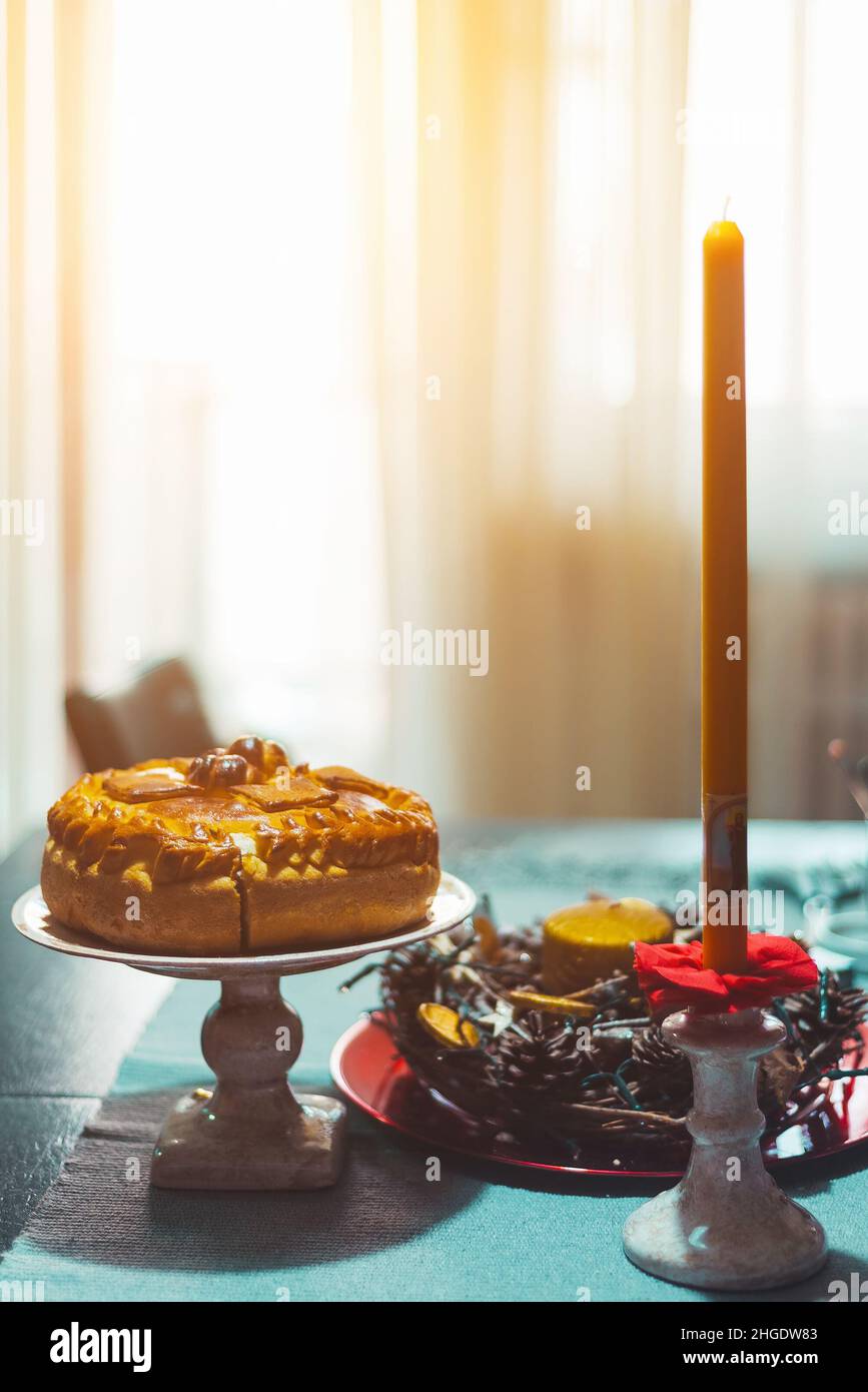 Traditioneller serbischer Kuchen und Kerze für den Namenstag des Heiligen Stockfoto