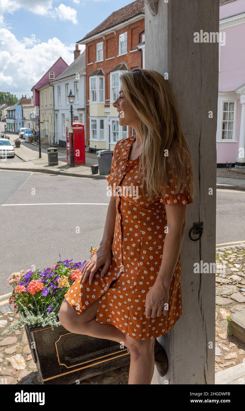 Mode Bild, Frau in orange Sommerkleid Stockfoto