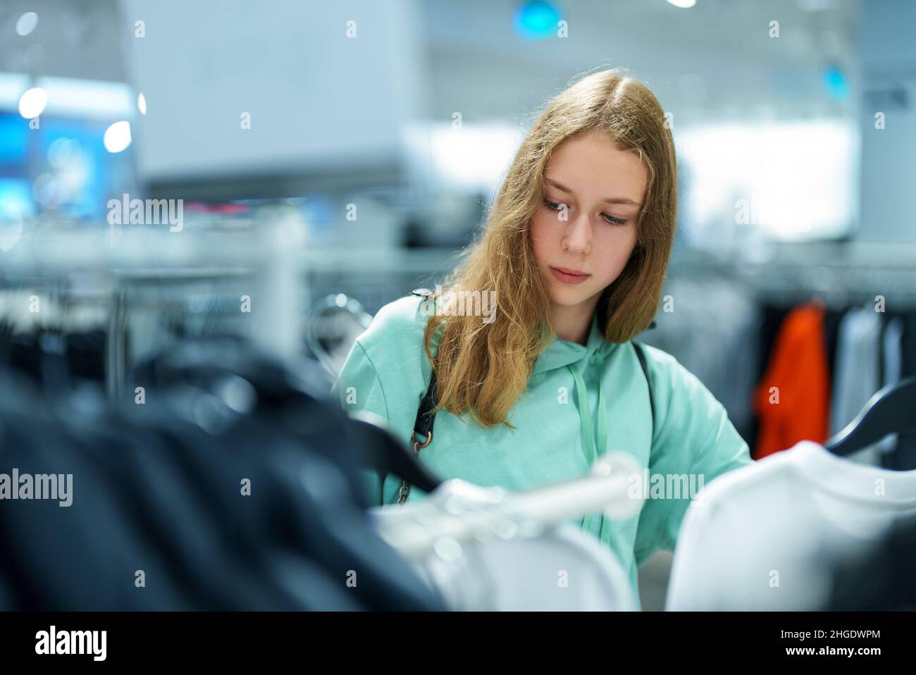 Teenager Mädchen Wahl Kleidung in Mall. Stockfoto