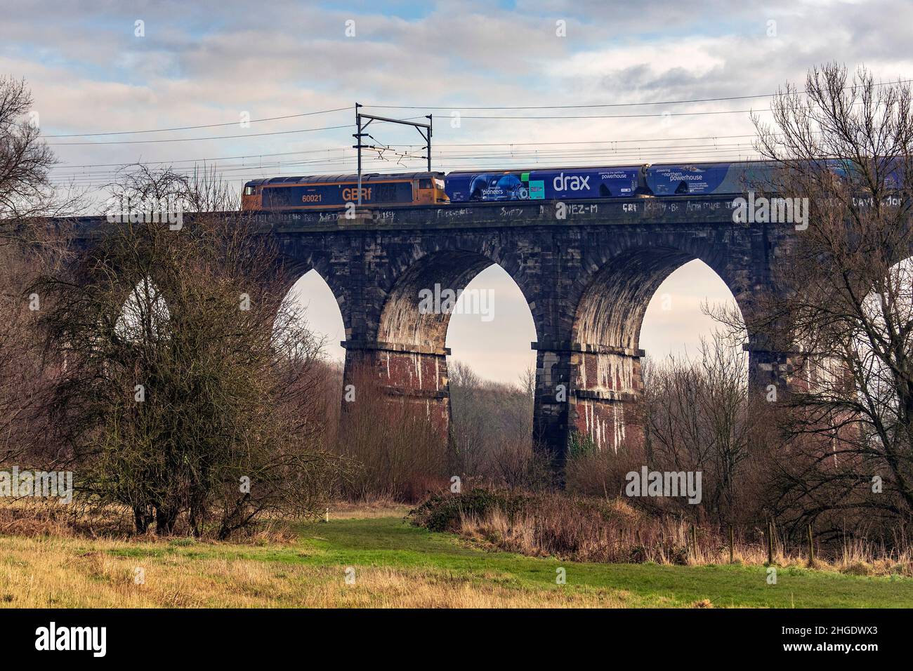 Die elektrische Diesellokomotive der Baureihe 60 fährt den Biomasse-Zug Drax vom Dock in Liverpool über das Sankey Valley Viadukt in Earlestown. Stockfoto