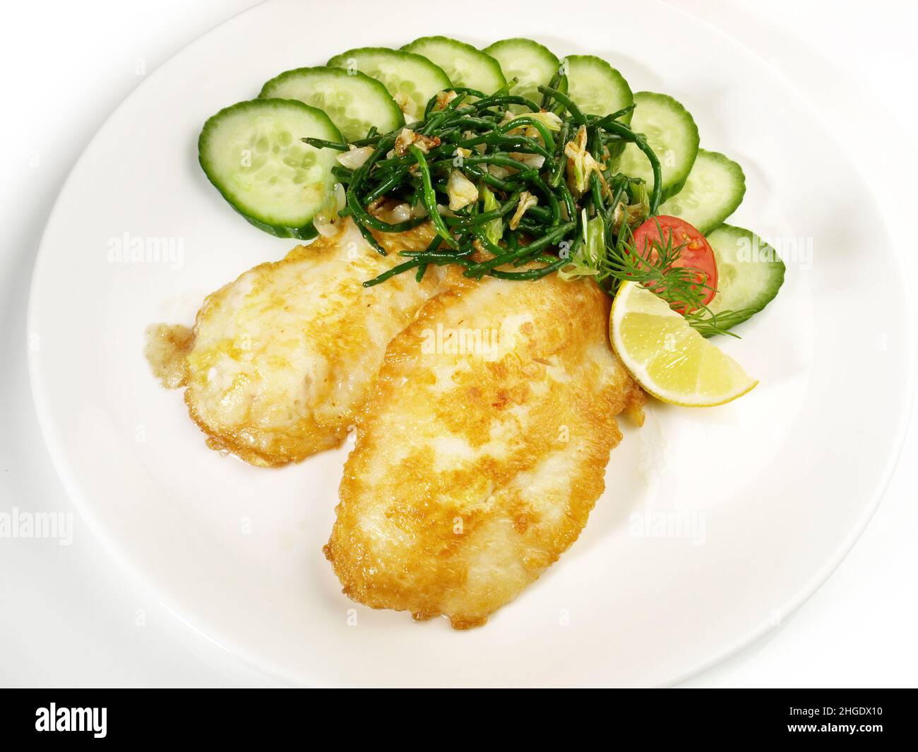 Fischfilets mit niedrigem Carb-Kochtopf, beschichtet mit Ei, Gurke und Meersalat isoliert auf weißem Hintergrund Stockfoto