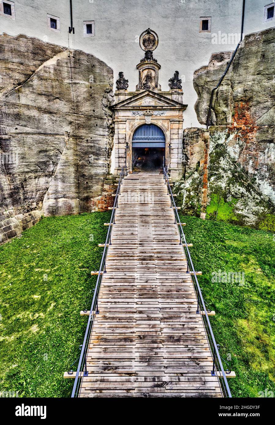 Festungstür mit Zugang zu einem Tunnel. Stockfoto
