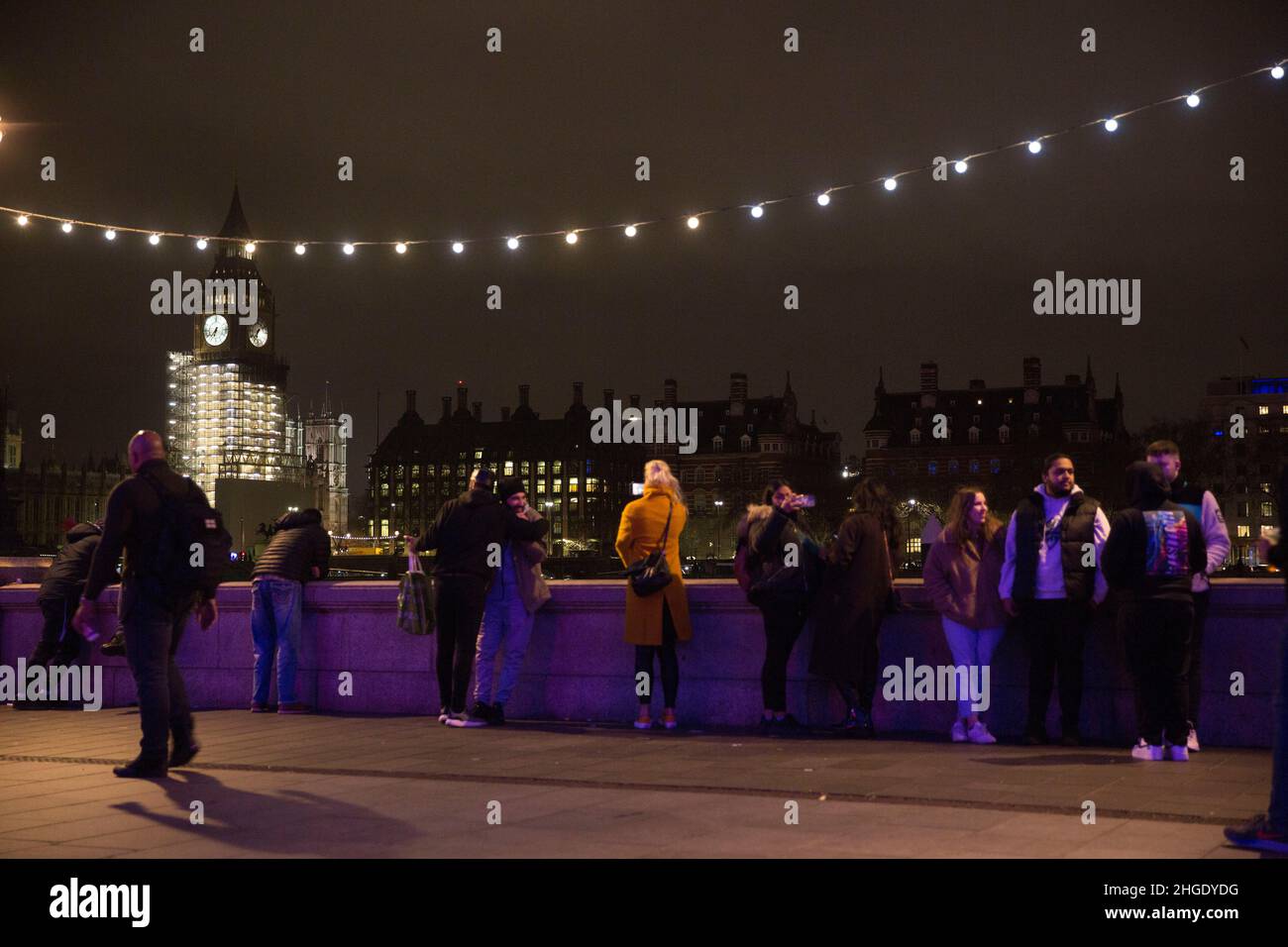 Der Elizabeth Tower of Big Ben wird als Nachtschwärmer auf der Southbank in London am Nachrichtenabend gesehen. Stockfoto