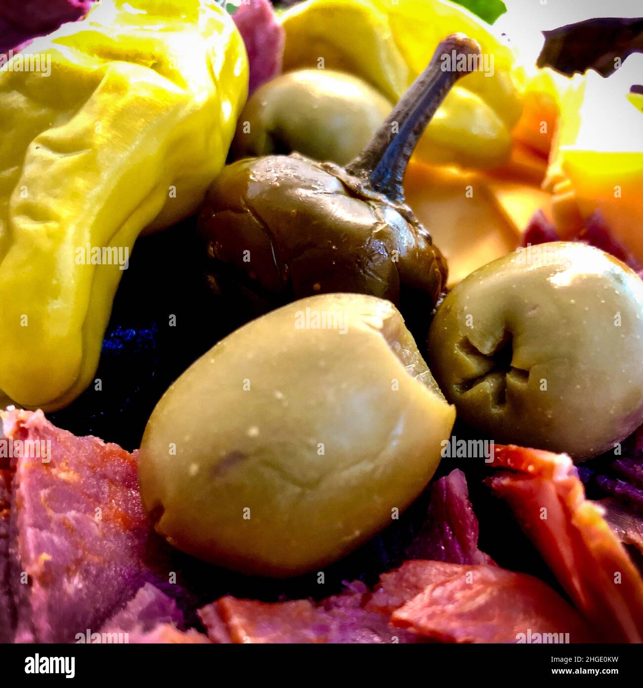 Olive Vorspeise Nahaufnahme mit eingelegtem Gemüse und Oliven auf einer Wurstplatte. Stockfoto