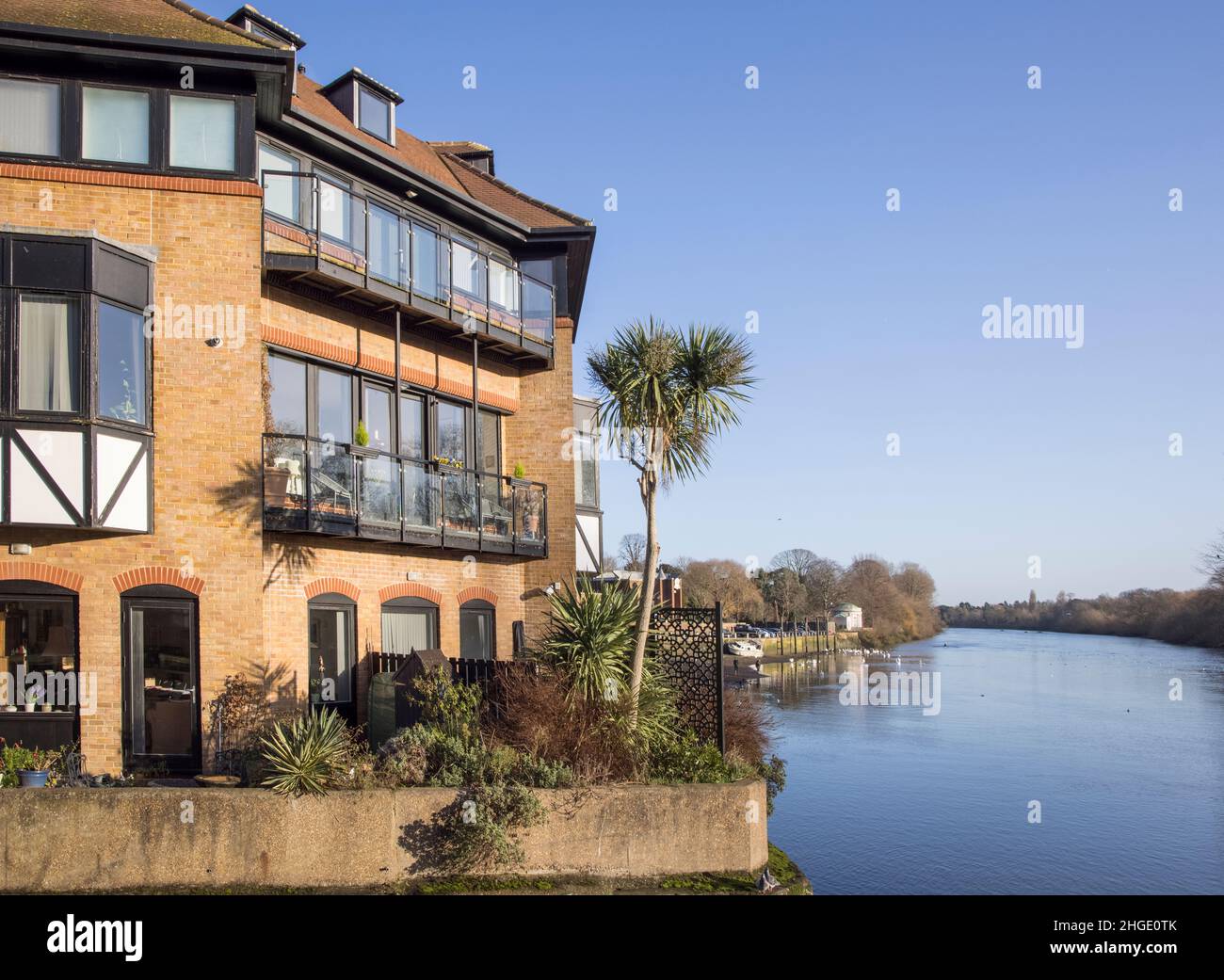 Häuser und Wohnungen mit Blick auf die themse im alten isleworth im londoner Stadtteil hounslow Stockfoto