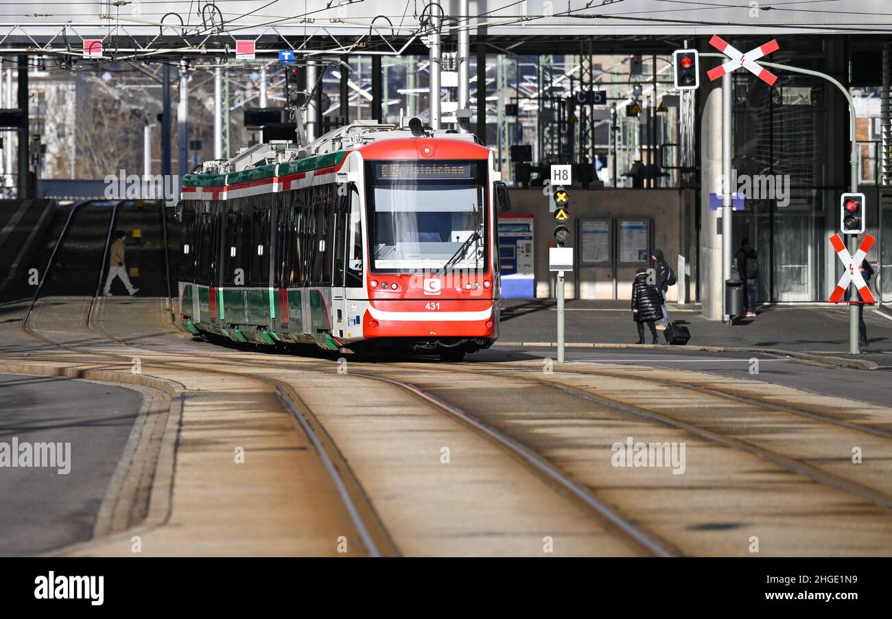 20. Januar 2022, Sachsen, Chemnitz: Ein City-Bahn-Triebwagen rollt in den Chemnitzer Hauptbahnhof. Nach zwei Jahren Bauzeit wird der Service auf der Strecke Chemnitz-Aue Ende des Monats wieder aufgenommen. Die ersten Züge fahren nun im Probebetrieb. Die Linie ist ein wichtiger Teil des sogenannten Chemnitzer Modells. Den Informationen zufolge wurde die 48 Kilometer lange Bahnstrecke für rund 80 Millionen Euro umgebaut. Dazu gehörten der Bau von sieben neuen Brücken, das komplette Signalsystem, vier Umbaustationen, fünf Haltestellen und zahlreiche Parkplätze. Das Chemnitzer Modell ist inten Stockfoto