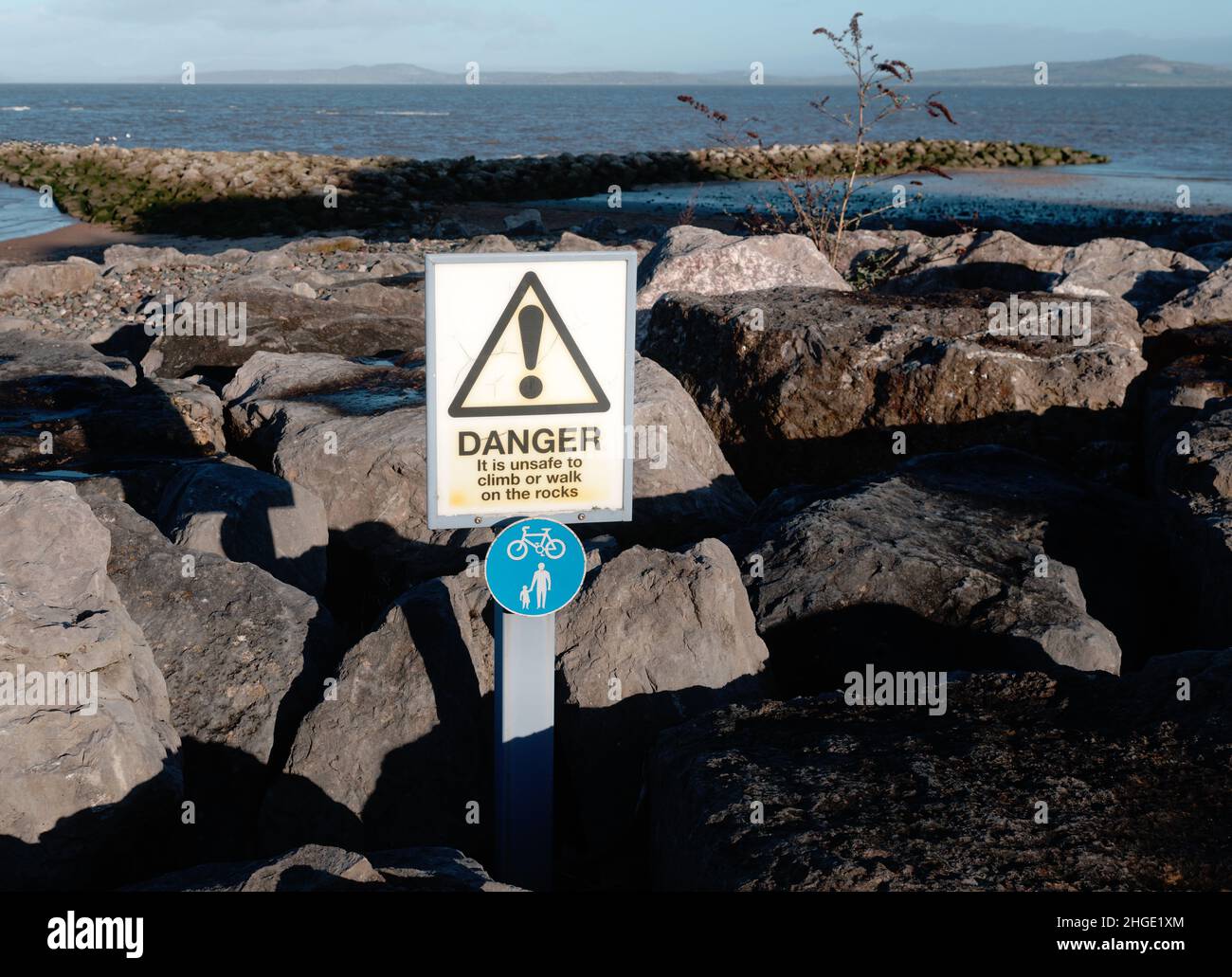 Warnschild, das zu sagen scheint, dass es gefährlich ist, über Felsen zu radeln. Stockfoto