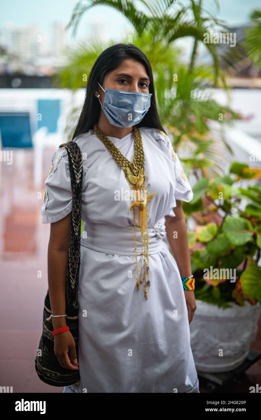 Porträt einer jungen indigenen Frau aus Arhuaco, die während des Covid-19-Ausbruchs in Kolumbien eine Gesichtsmaske trug Stockfoto